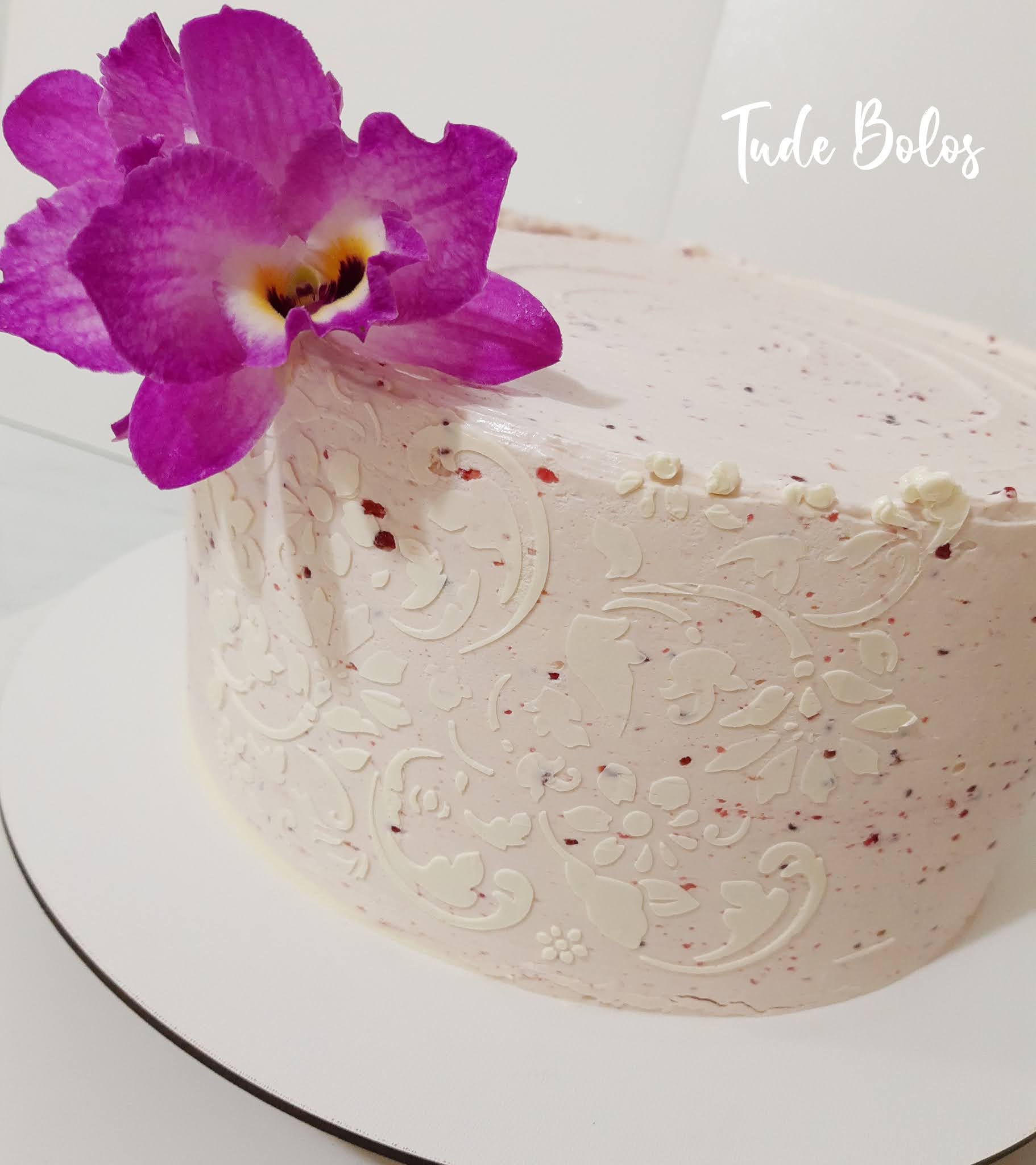 TUDE Bolos, arte e amor: Bolo feminino delicado