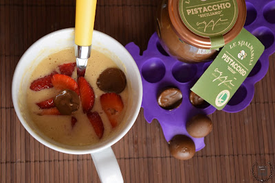 Mug cake al pistacchio e fragole