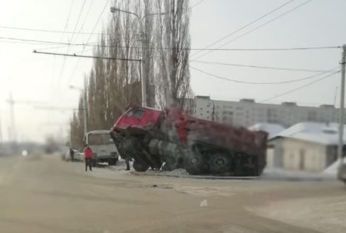 В Уфе под землю провалился грузовик В Уфе под землю провалился грузовик