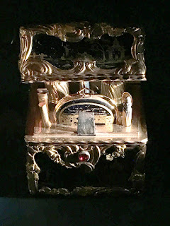 Deluxe cosmetic box