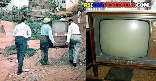 Subiendo el televisor por las calles de un barrio de Caracas