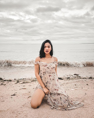 Marion Jola main air di pantai