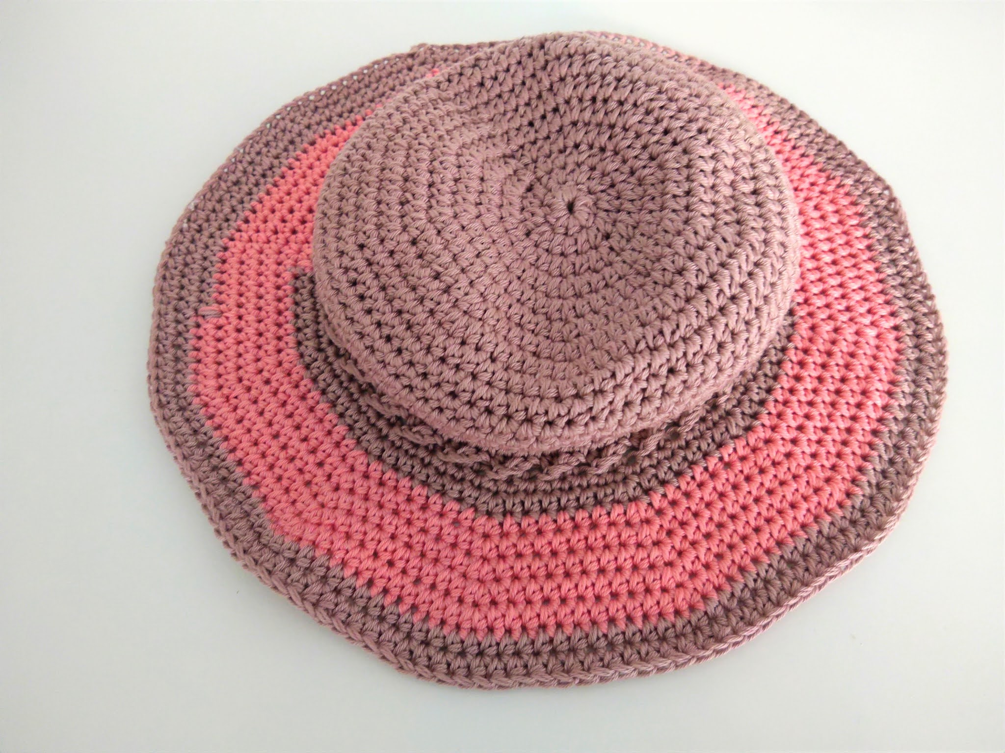 Crochet a beach hat