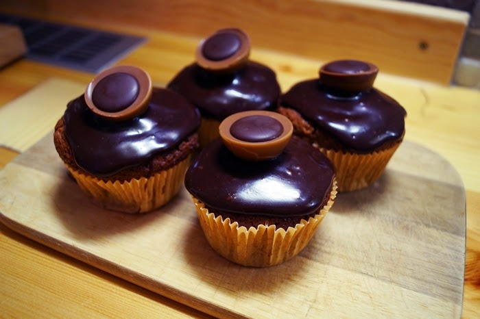 Karamell-Schoko-Cupcakes mit Schokotoping und Toffifee Karamell-Schoko-Cupcakes mit Schokotoping und Toffifee