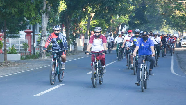 Gowes bersama Forkopimda, Kapolres Lotim Sosialisasi Kampung Sehat