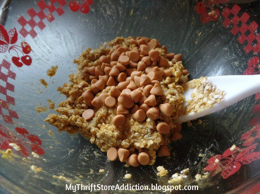 Chewy Pumpkin Oatmeal Bites mythrifstoreaddiction.blogspot.com Mixing oatmeal pumkin batter and butterscotch chips