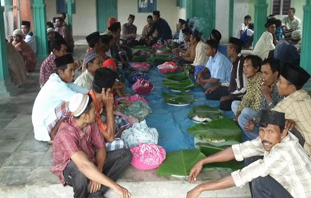 9 Upacara Adat Jawa Unik + Keterangannya Suku Jawa dikenal sebagai suku dengan jumlah populasi terbanyak di seluruh Indonesia 9 Upacara Adat Jawa Unik + Keterangannya