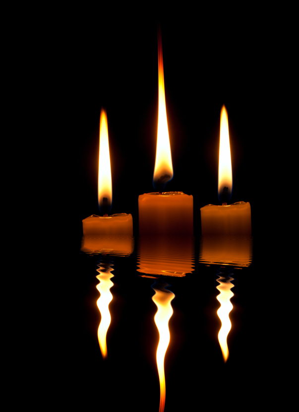 Горят три свечи. Три свечи. Три свечи горят. Три сгоревшие свечи. Горящая свеча с отражением.