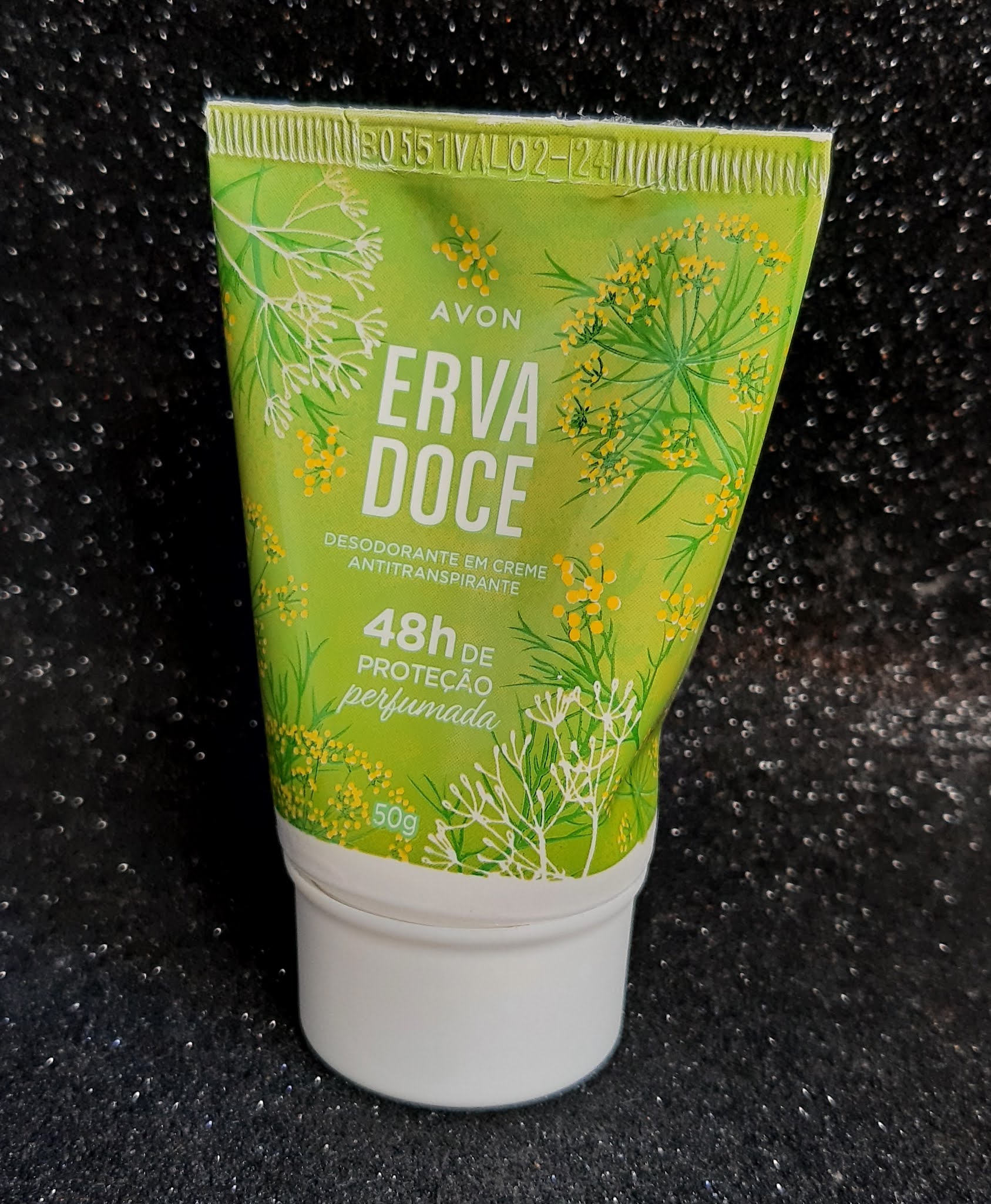 Desodorante em creme antitranspirante Erva Doce Avon Bisnaga com