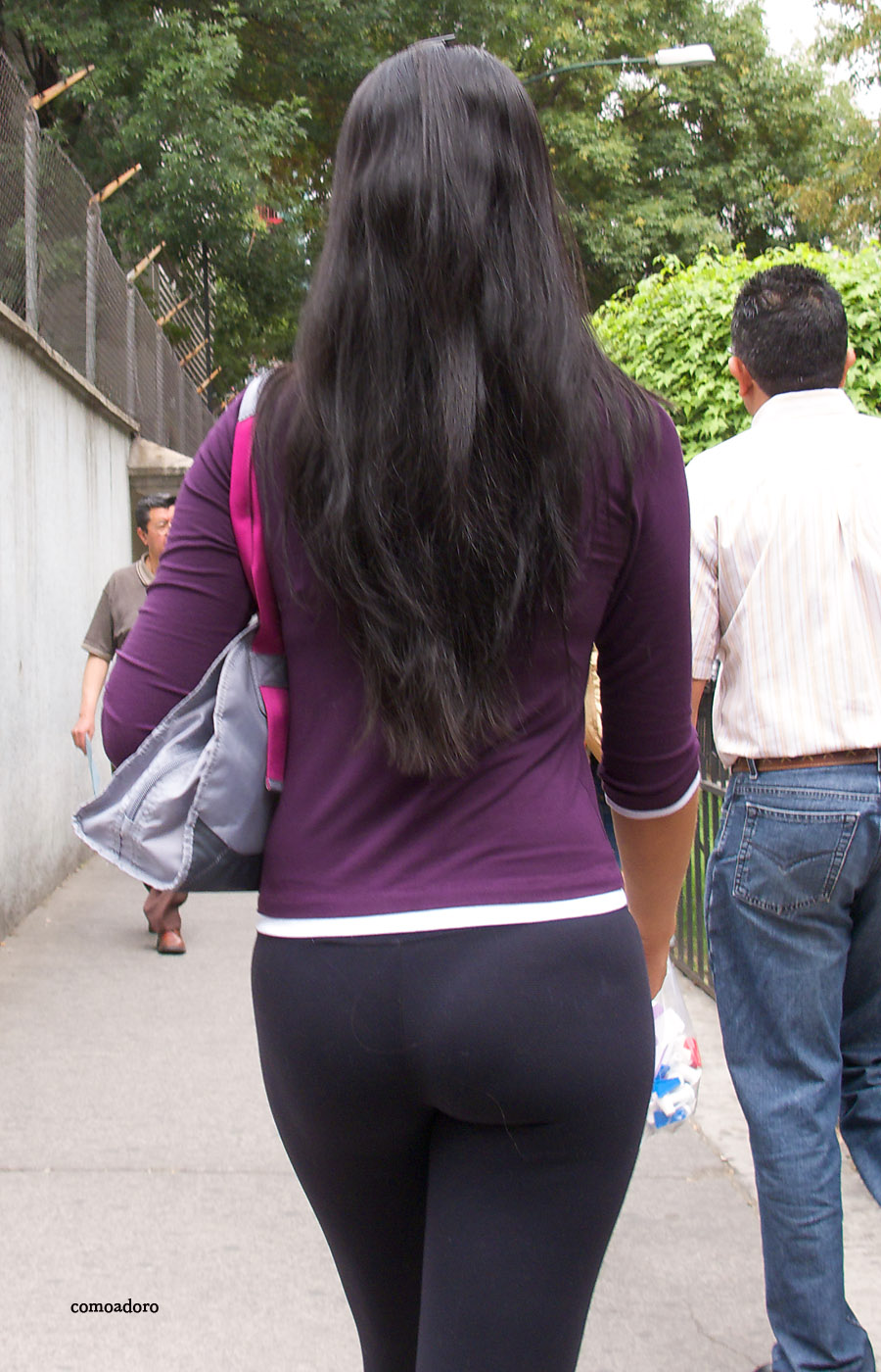 Linda Chica Mexicana Marcando Tanga En Calzas Apretadas Mujeres Bellas En La Calle