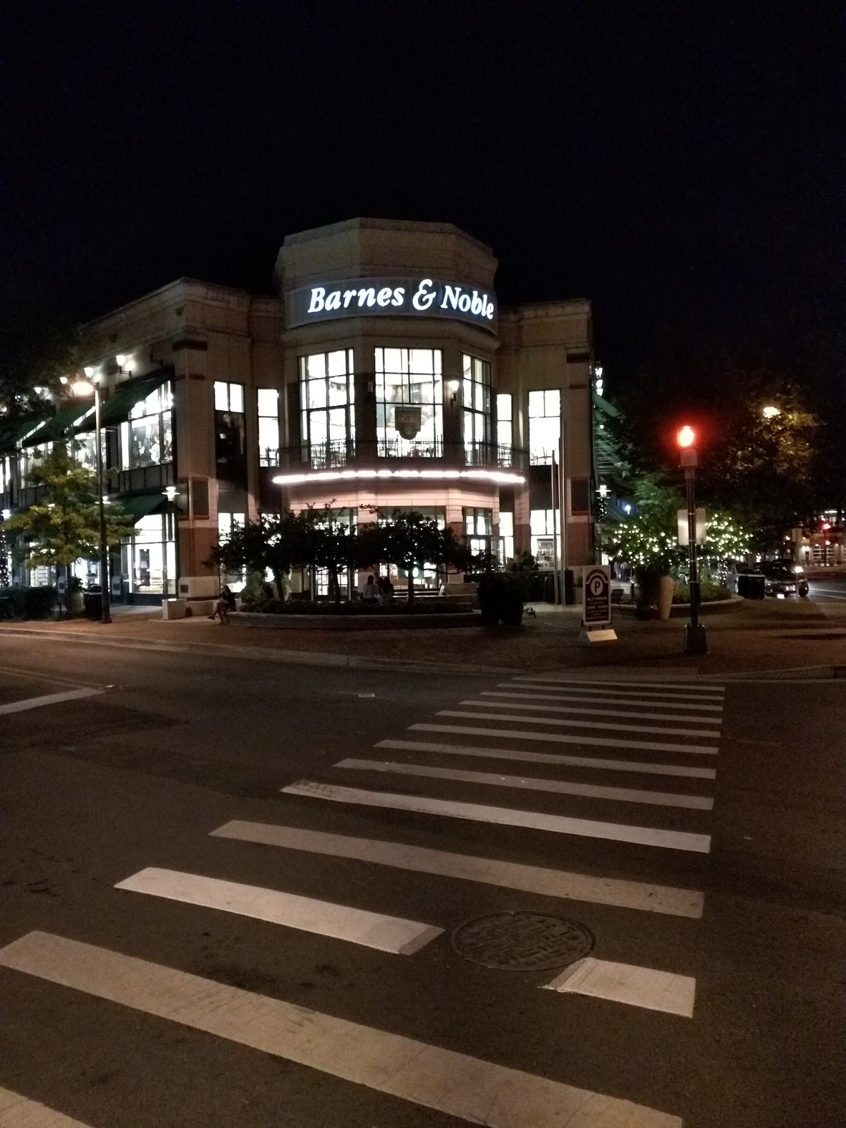 Bethesda Row, A small park in front of the Barnes & Noble b…