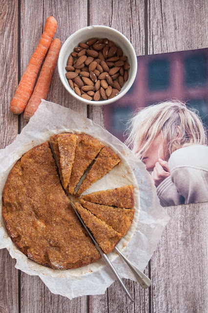 La torta per bambini con carote e mandorle
