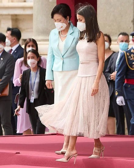 Queen Letizia wore a pink top and lace midi skirt from Felipe Varela. Gala dinner for President Moon Jae-in and Kim Jung-sook