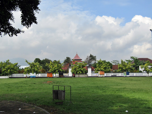 Masjid Agung Nur Sulaiman Banyumas yang berada di sisi barat alun-alun