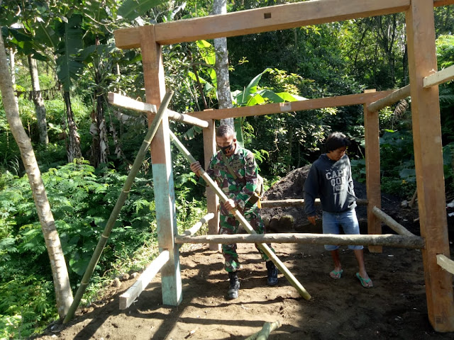 Tingkatkan Keamanan Desa Babinsa Koramil Wonosari Ajak Warga Bangun Poskamling