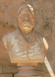 το ταφικό μνημείο της οικογένειας Γιαννικόγλου Γεωργίου  στο ορθόδοξο νεκροταφείο του αγίου Γεωργίου στην Ερμούπολη