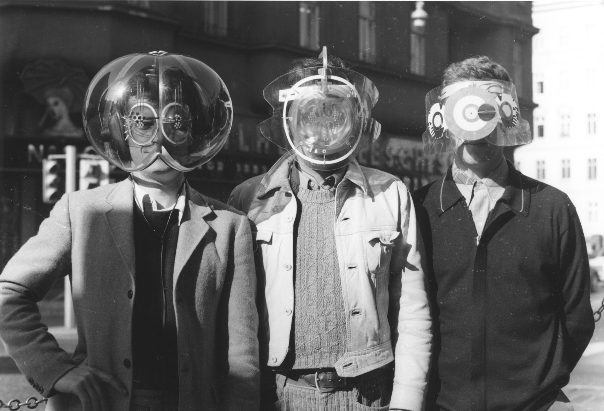 Женские странности. Интересные старинные фотографии. Ретро человек с телефоном. Retro bizarre. Странные исторические снимки.