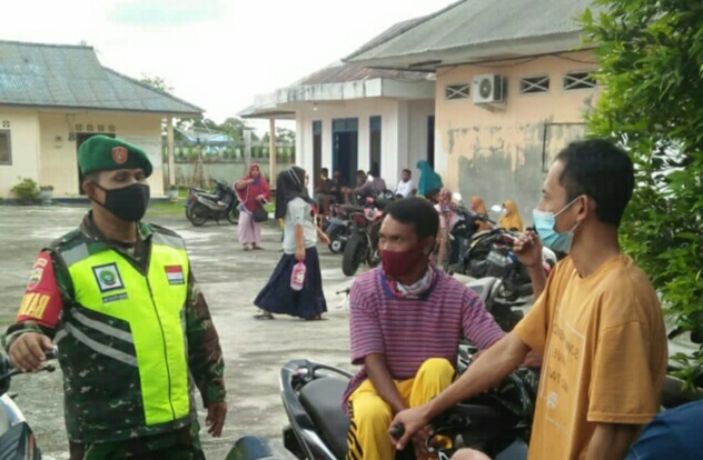 Babinsa Mukhlis Yendi Sosialisasikan Prokes Covid-19 kepada Warga Desa Batu Gajah Babinsa Mukhlis Yendi Sosialisasikan Prokes Covid-19 kepada Warga Desa Batu Gajah