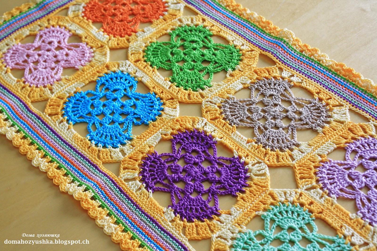 салфетки из круглых мотивов. квадратная скатерть крючком. салфетки вязаные из мотивов. салфетки крючком. скатерть из круглых мотивов.