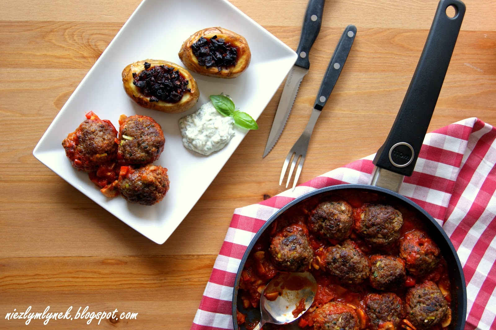 Pulpety z migdałami i pesto bazyliowym w sosie, podawane z pieczonymi