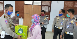 Ditlantas Polda Sulsel Bagikan Paket Lebaran Kepada Awak Media