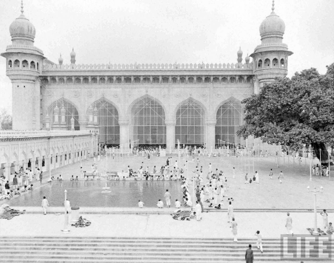 Mecca Masjid, September 1948 | Operation Polo | Hyderabad Police Action | Annexation of Hyderabad, Hyderabad (Deccan), Telangana, India | Rare & Old Vintage Photos of Operation Polo, Hyderabad (Deccan), Telangana, India (1948)