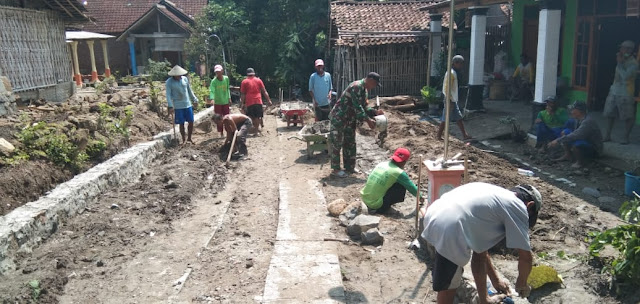 Babinsa Plosorejo Bahu Membahu Bersama Masyarakat Bangun Talud Jalan Babinsa Plosorejo Bahu Membahu Bersama Masyarakat Bangun Talud Jalan