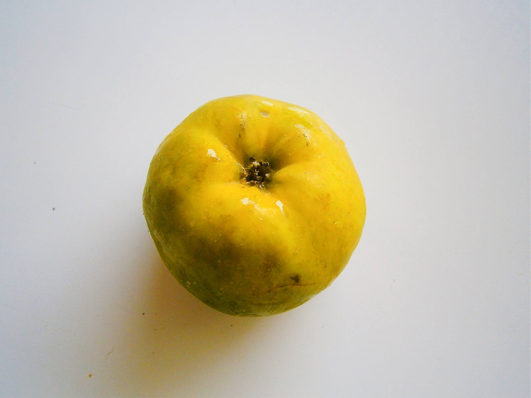 Manzanas verdes sostenidos de una mano y de fondo de color blanco