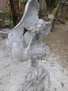 <img src="Garuda-Naga bertarung dari samping.jpg" alt="Patung Tarung Garuda Naga  terbuat dari marmer">