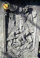 Vitrey - Croix monumentale du cimetière : Simon de Cyrène portant la croix de Jésus