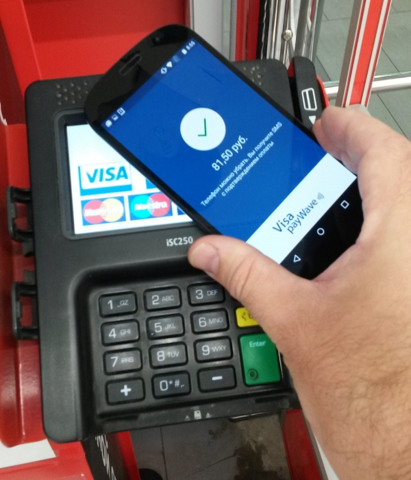 Прикладывать телефон вместо карты. Терминал для оплаты телефона. NFC оплата картой. Оплата телефоном. NFC безопасность.