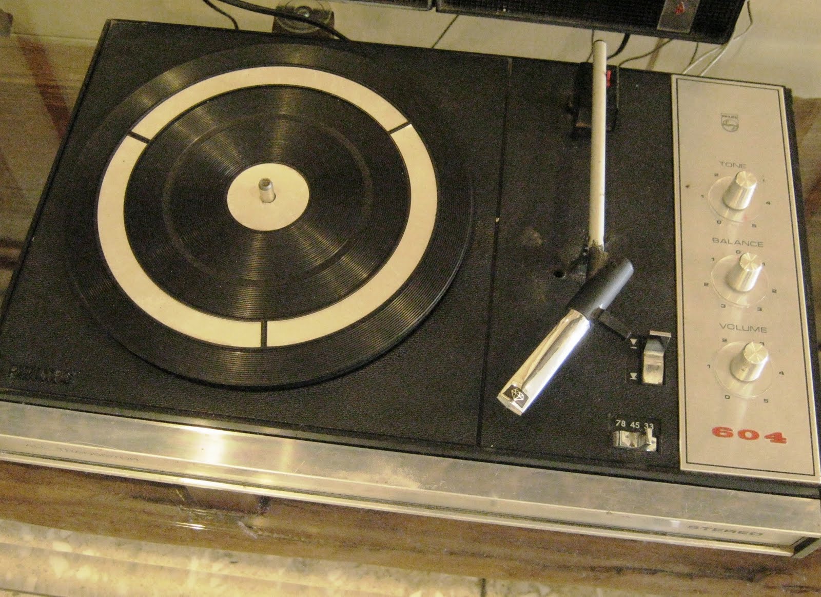 TOKO BARANG ANTIK Dijual Pemutar Piringan Hitam Portabel merk Philips