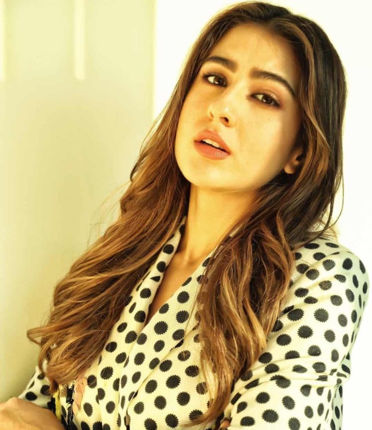 सारा अली खान आयु, ऊंचाई, विकी, जीवनी 2020, कुल संपत्ति, प्रेमी | Sara Ali  Khan Age, Height, Wiki, Biography 2020, Net Worth, Boyfriend | हिंदीदेसी -  Hindidesi.com