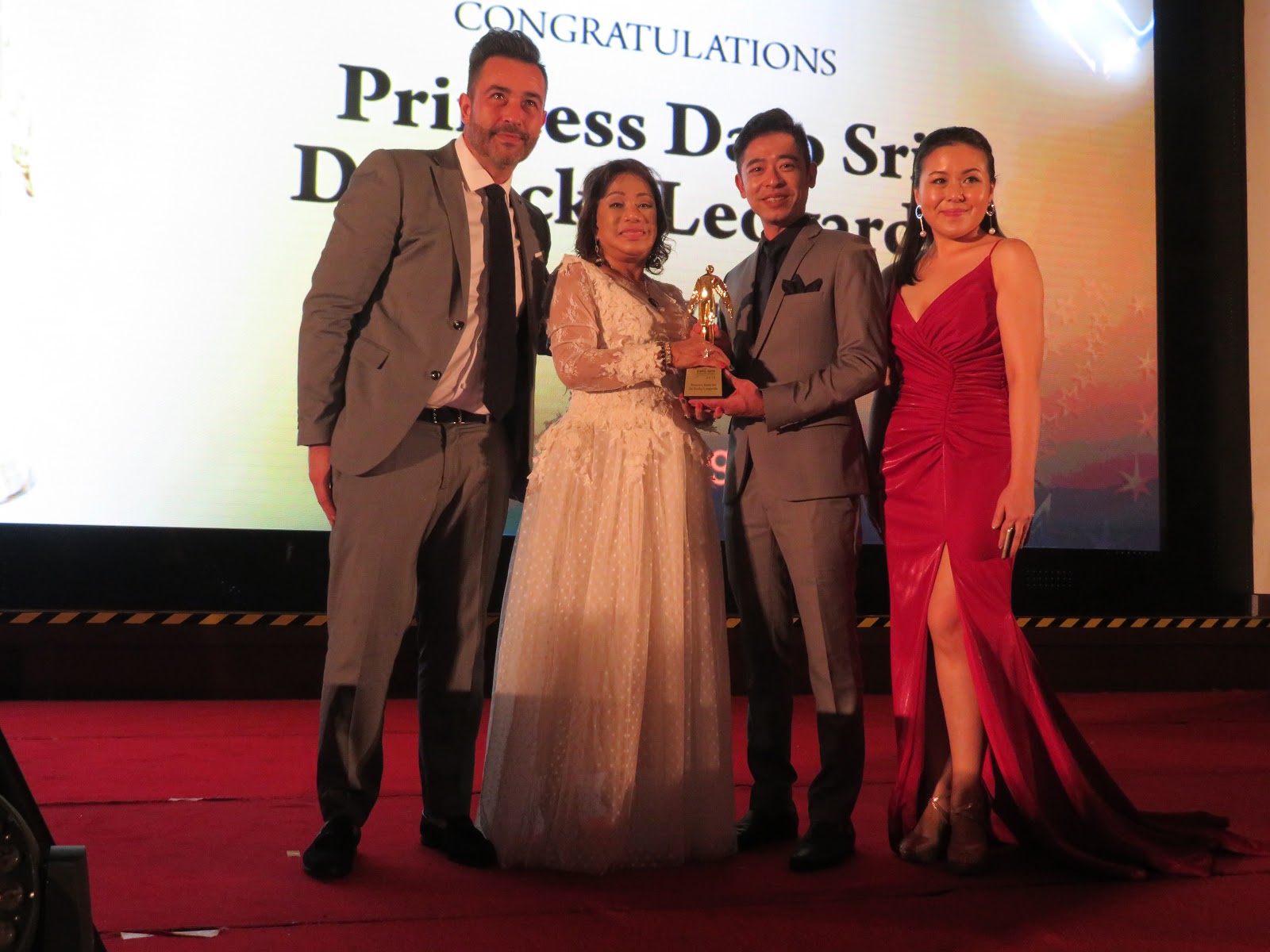 Kee Hua Chee Live! DR JANSON ANG, FOUNDER OF THE GIVING BANK, AWARDED TROPHIES TO CHARITABLE