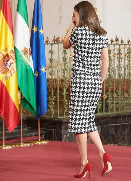 Queen Letizia wore Hugo Boss Clady houndstooth top and Riami houndstooth pencil skirt. Boss Catifa wool cashmere shawl collar coat