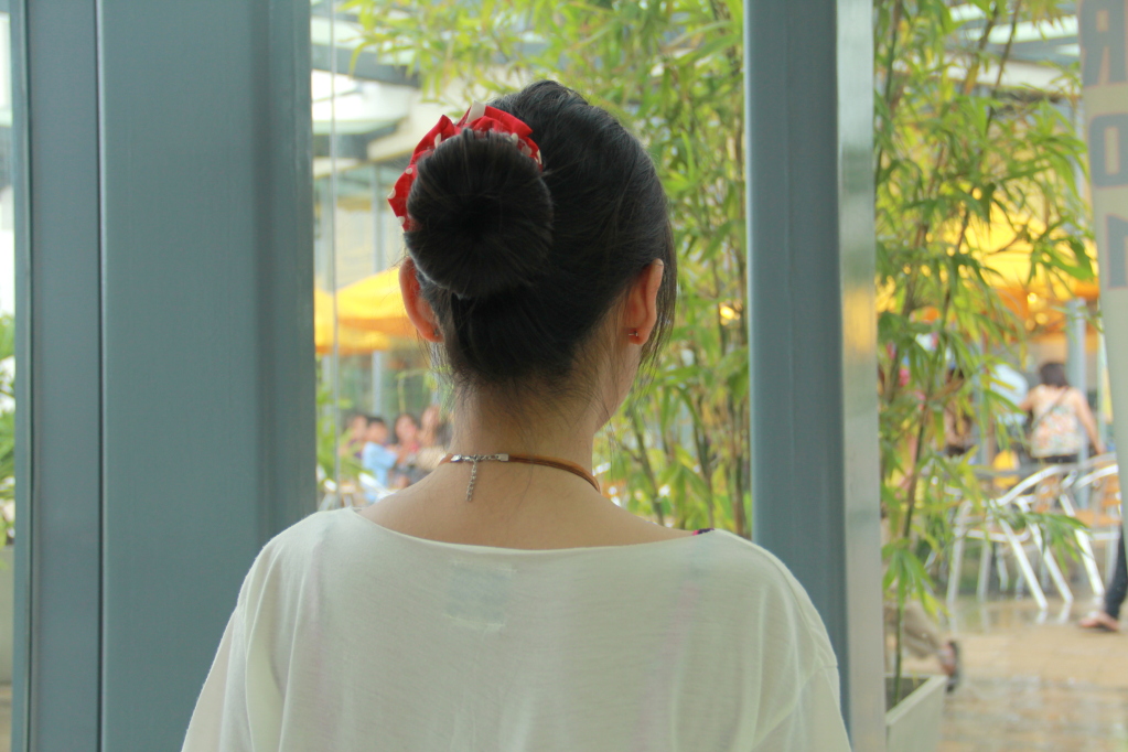 The Glamourtini Hair Bun Tutorial using 1721 Perfect Bun Maker (Sponge)