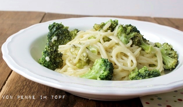 Penne im Topf: Spaghetti mit Brokkoli und Weißwein-Käse-Sauce