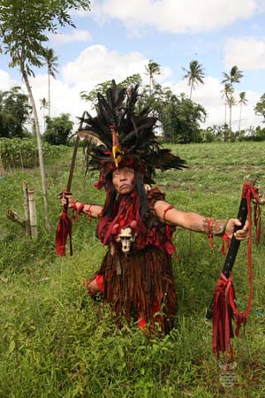 Tari Kabasaran khas Sulawesi Utara dengan penari berpakaian merah dan membawa senjata