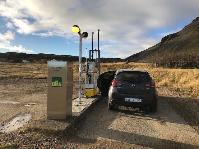 アイスランドの無人のガソリンスタンド