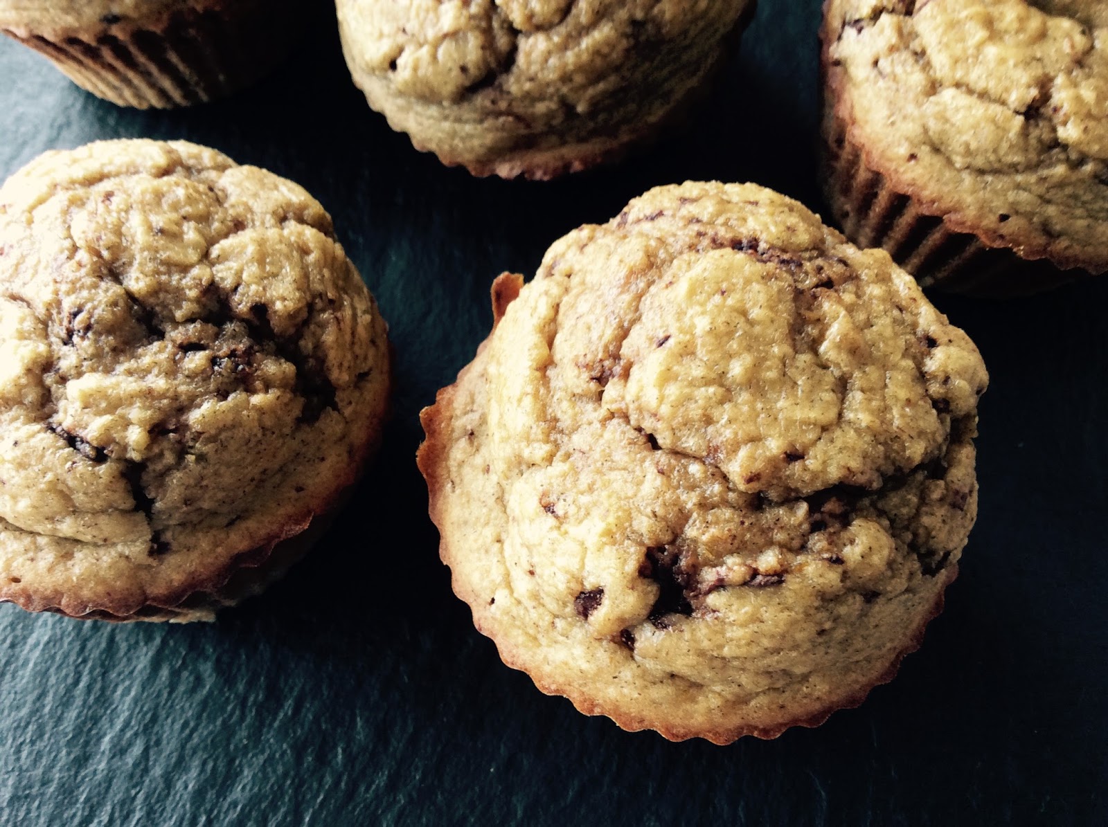 Muffins de banana, aveia e chocolate sem farinha flor do brownie