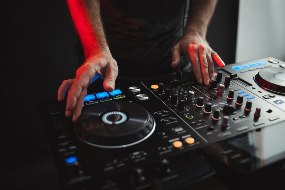 Los mejores accesorios para DJs profesionales