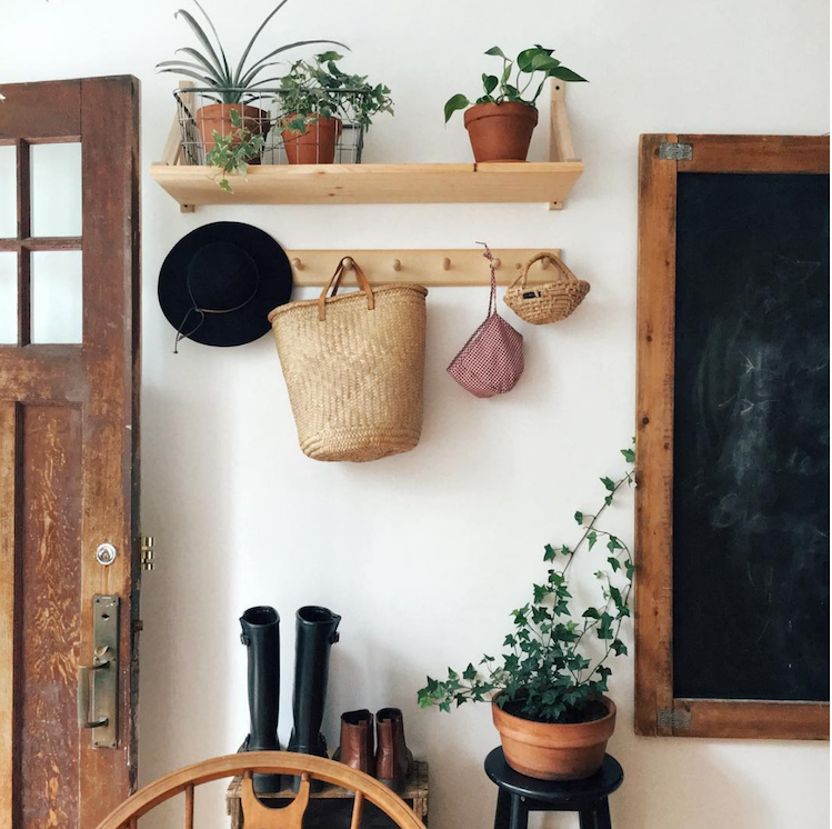 32 *Atmospheric* Halloween Flower Centerpiece Ideas That Capture Pure Spooky Romance