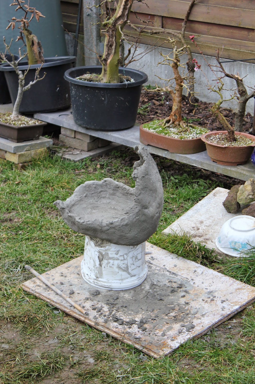 Bonsai en Bogen Making a cement bonsai pot (crescent)