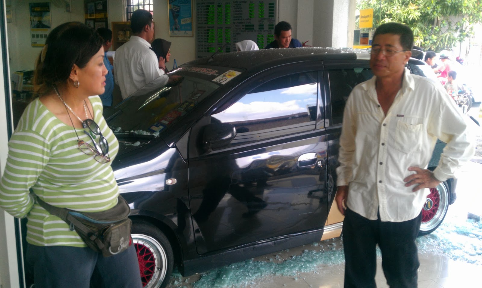 Gambar Kereta Viva Rempuh Maybank Di Sabak Bernam