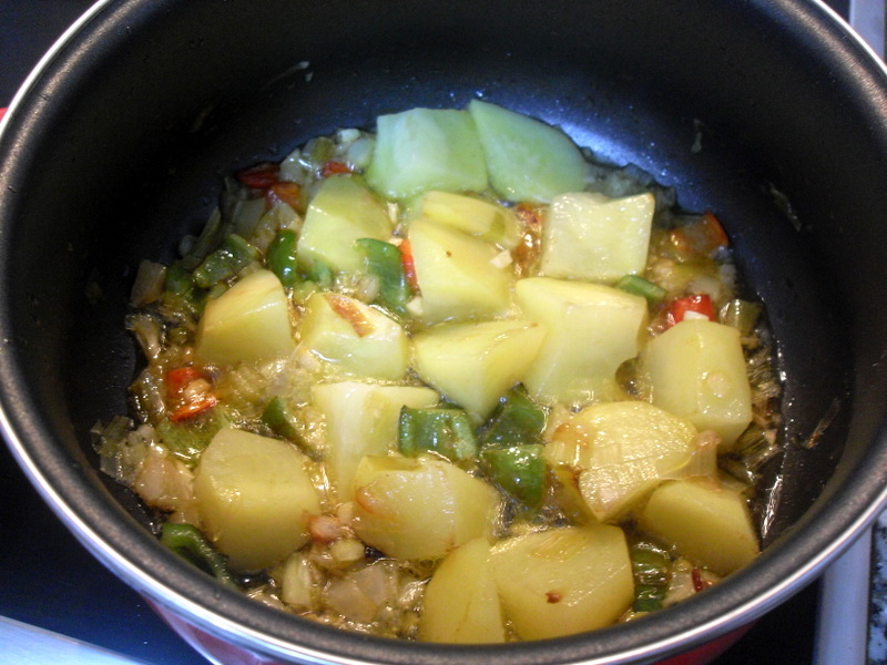 Rehogando las verduras del marmitako de salmón.