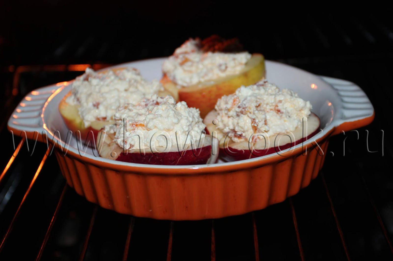 Запеченные яблоки с творогом и персиками