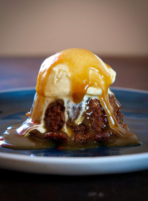Sticky Toffee Pudding: Dattelkuchen mit Karamell und Vanilleeis