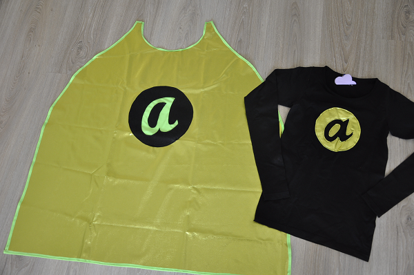 superheroe dorado hecho a mano