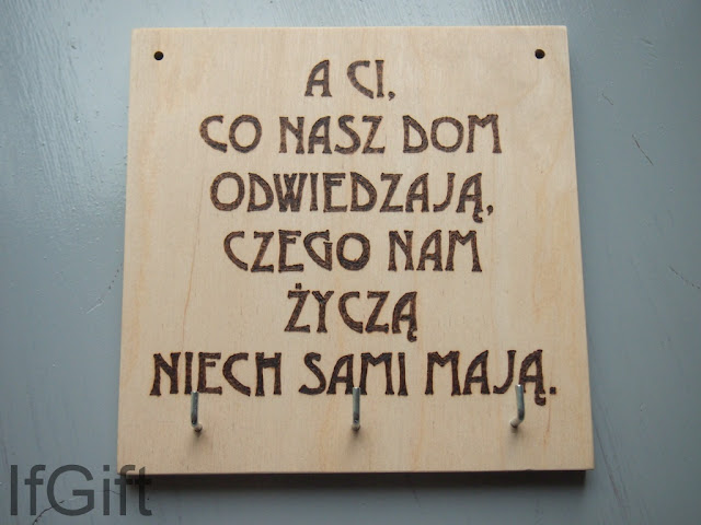 wieszak na klucze z cytatem a ci co nasz dom odwiedzają, czego nam życzą niech sami mają