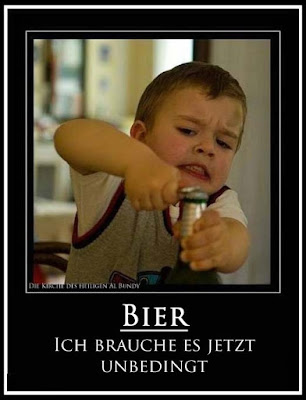Brauche Bier lustig - Kleinkind versucht Bierflasche zu öffnen Brauche Bier lustig - Kleinkind versucht Bierflasche zu öffnen